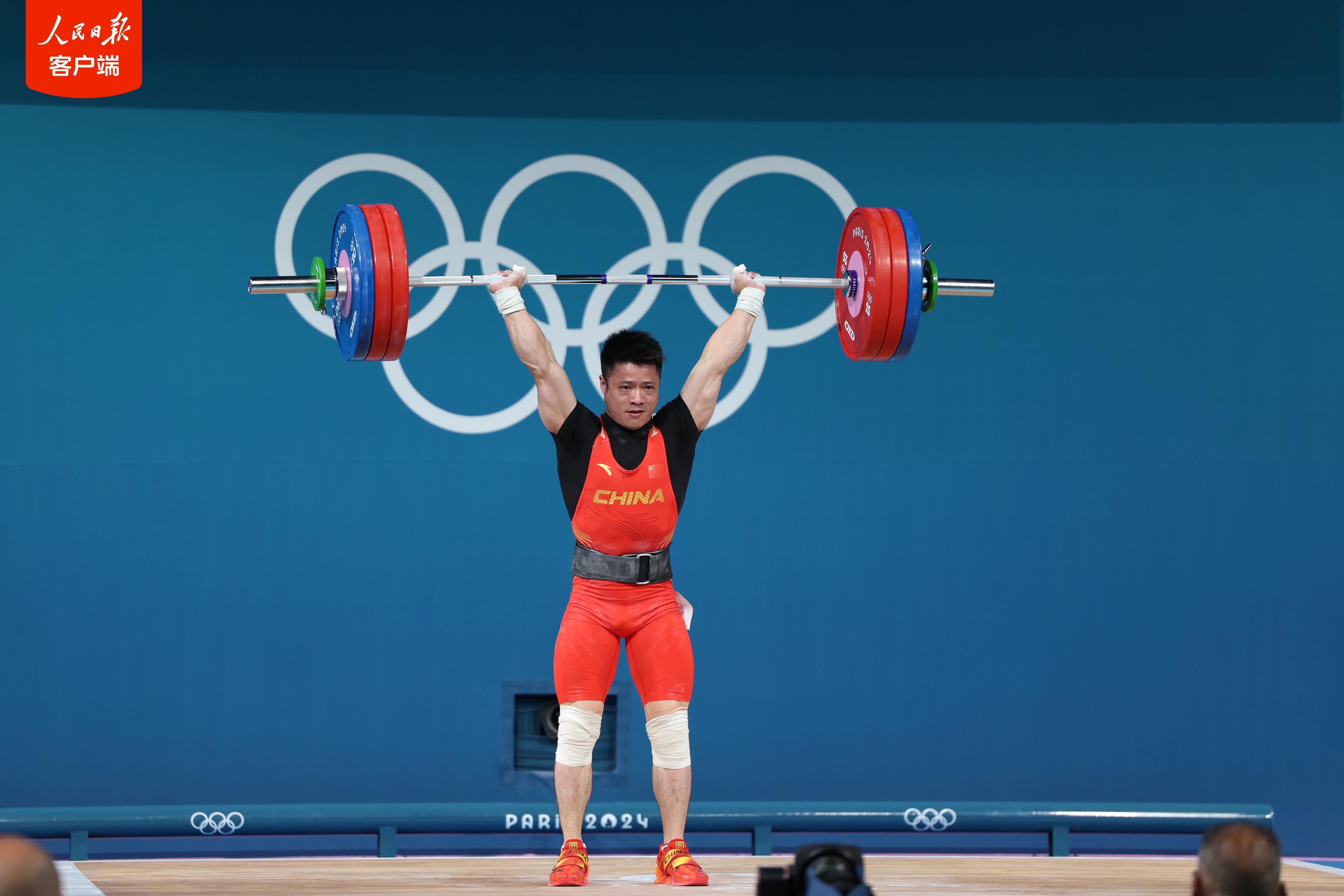 俄罗斯选手在举重比赛中获得金牌