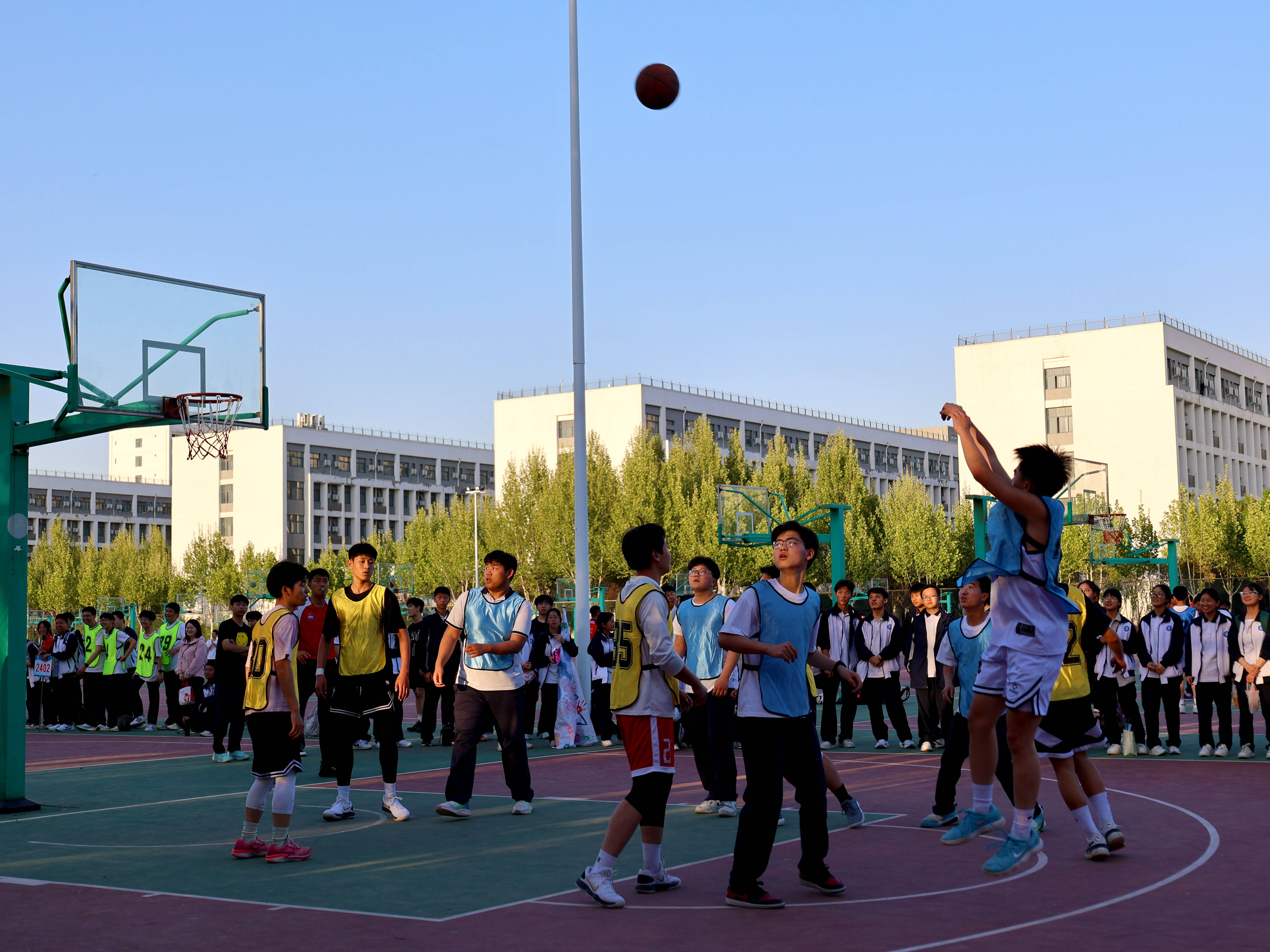 篮球联赛为不同国家运动员提供交流机会 篮球联赛为不同国家运动员提供交流机会