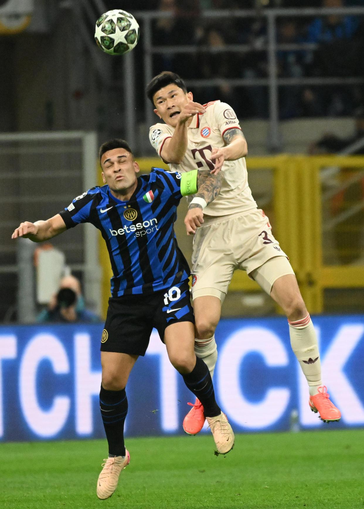 国际杯赛开幕，球员斗志高昂