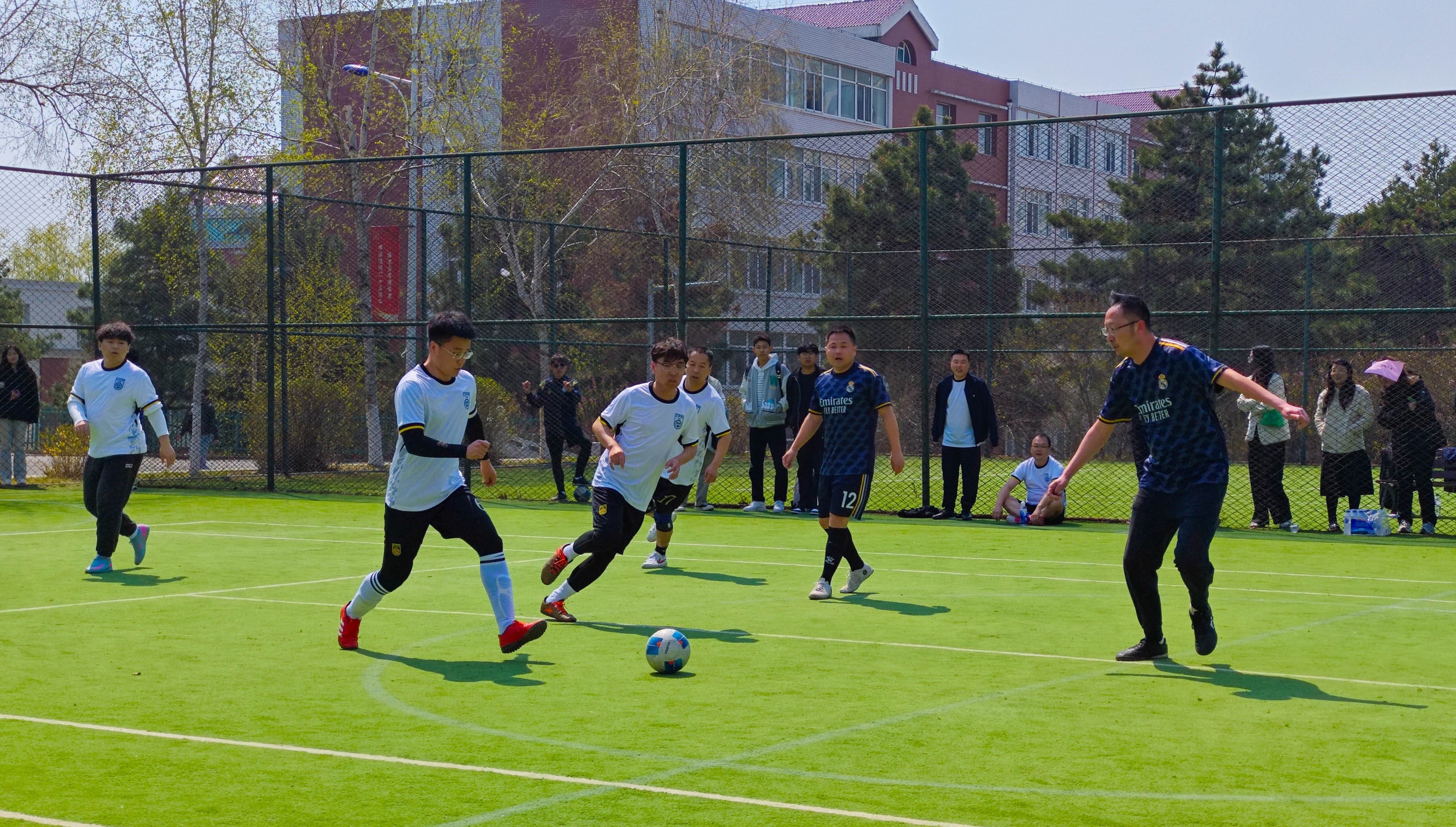 足球比赛带给观众们无限的激情体验