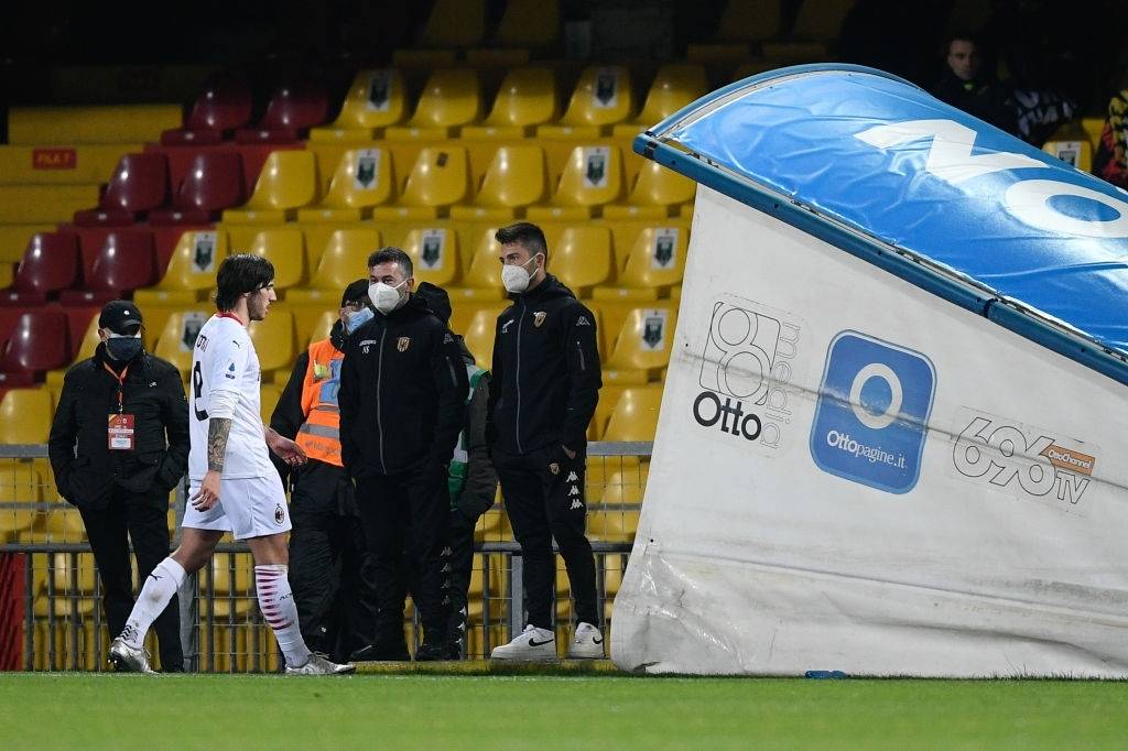 包含卡利亚里主场不敌贝内文托，降级形势堪忧的词条