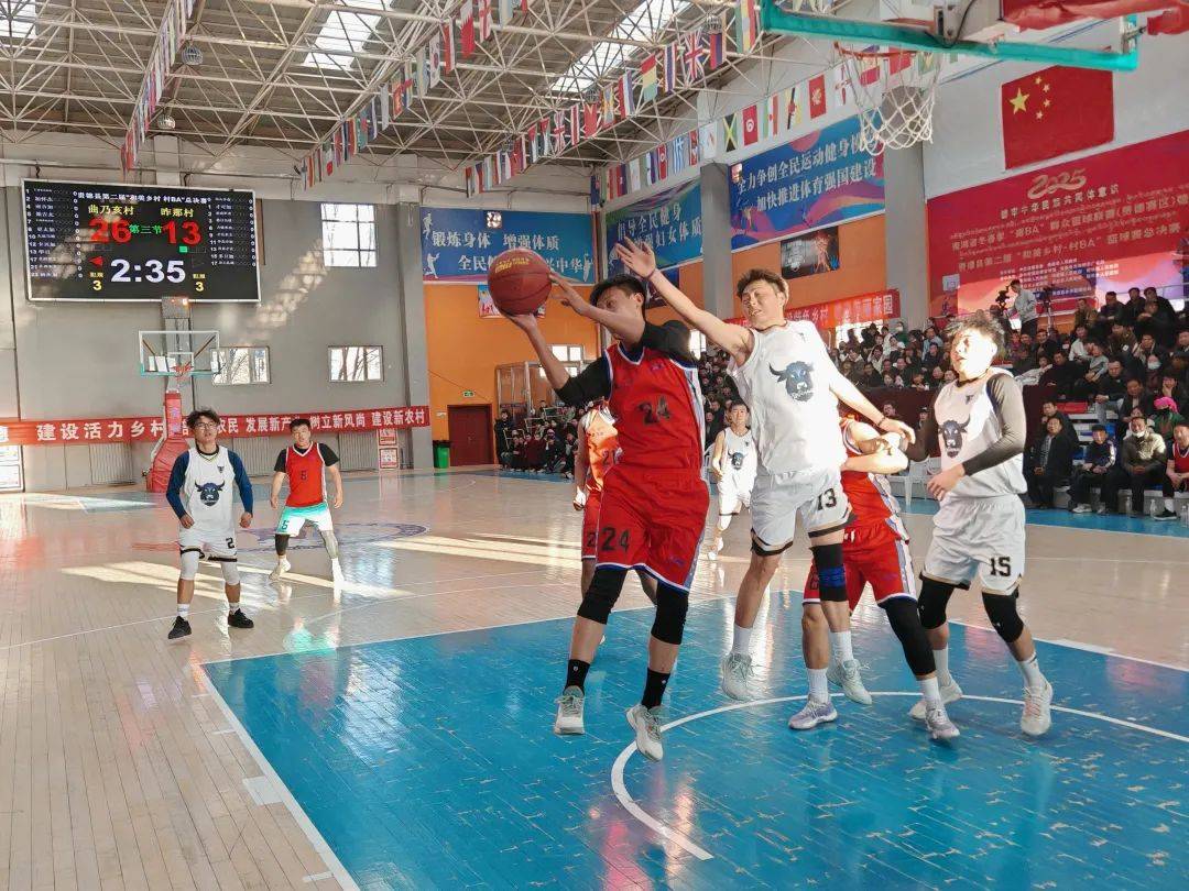 青海男篮在比赛中展现出强大的实力