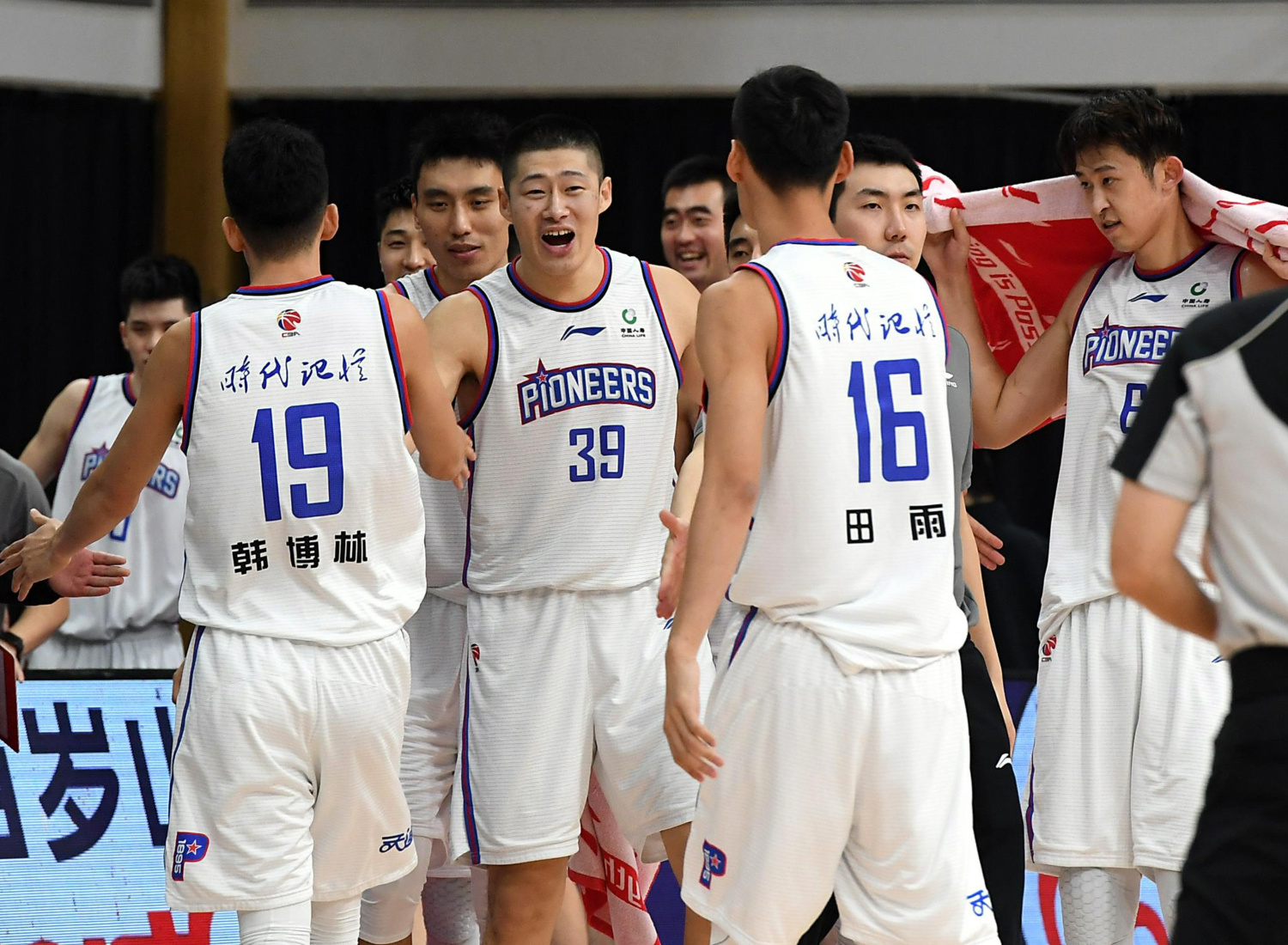 天津男篮在比赛中展现出色实力