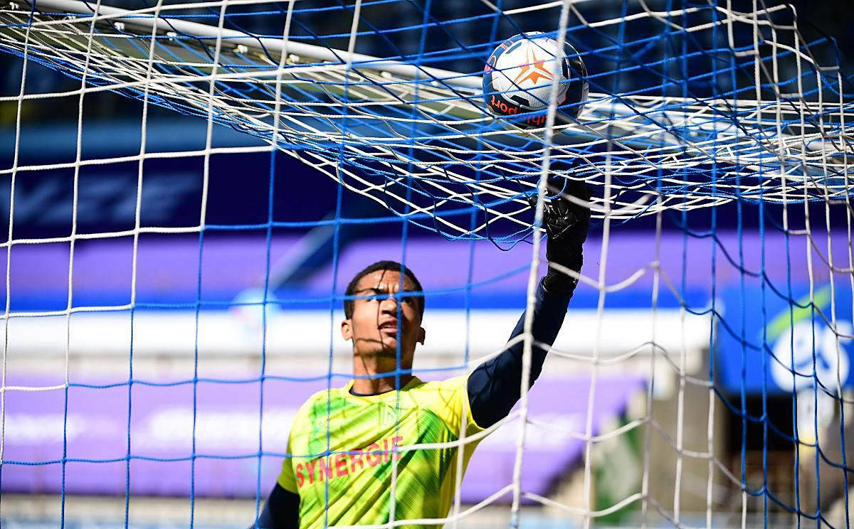 尼斯险胜南特，保持领先优势