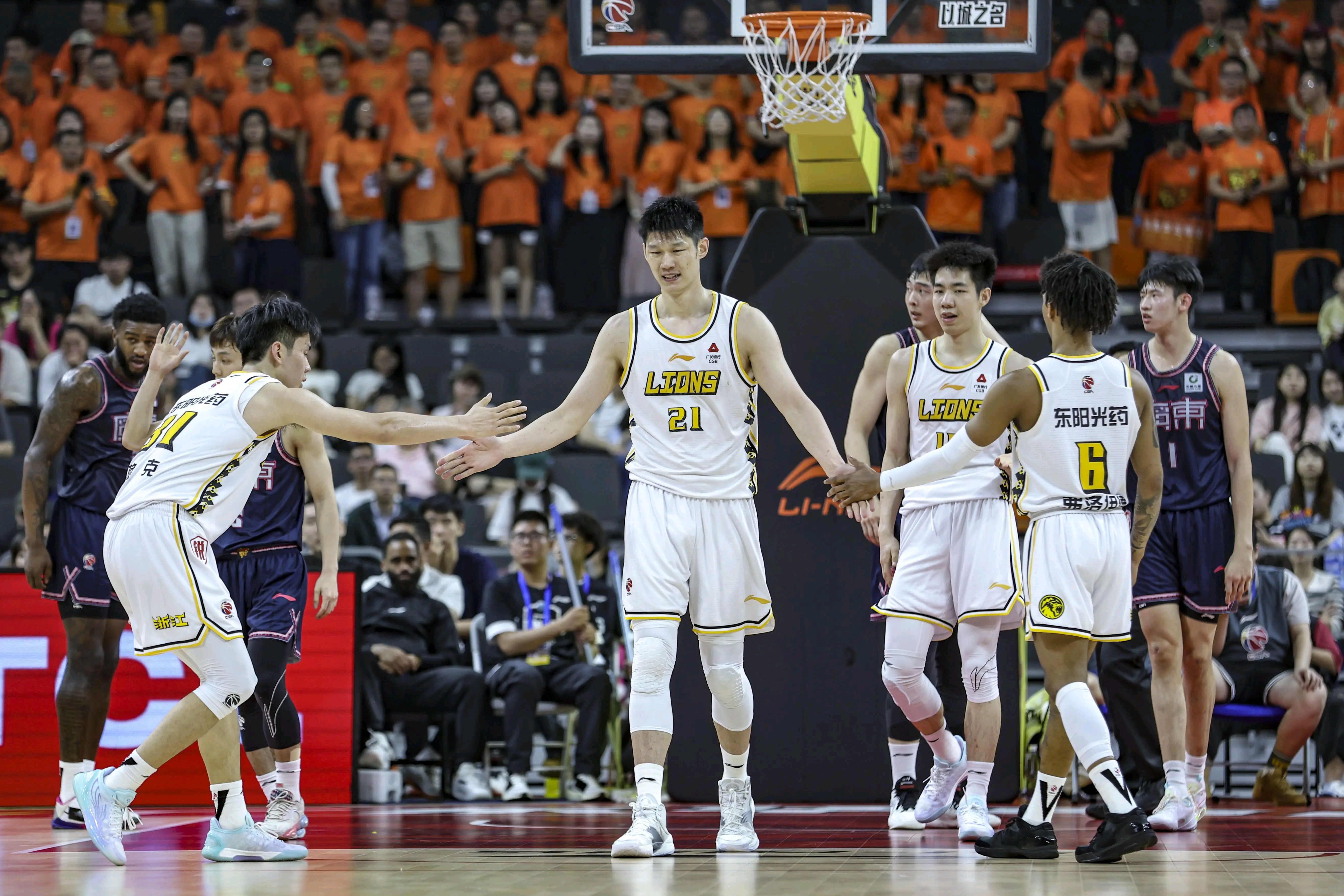 包含巅峰对抗：广厦队将挑战领头羊广东队的词条