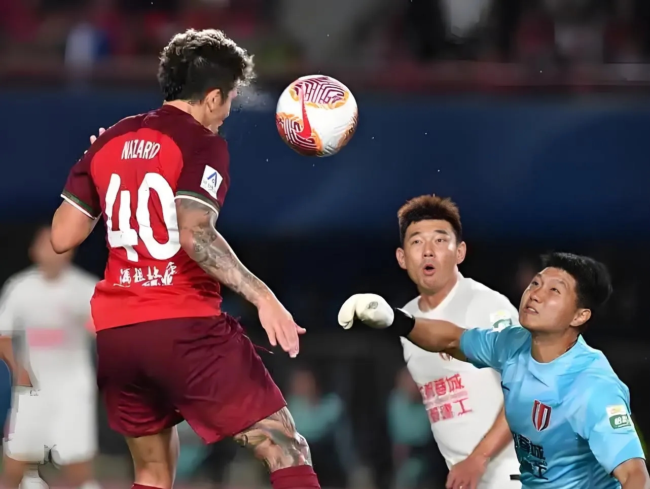 球队排兵布阵，战术灵活应对强劲对手