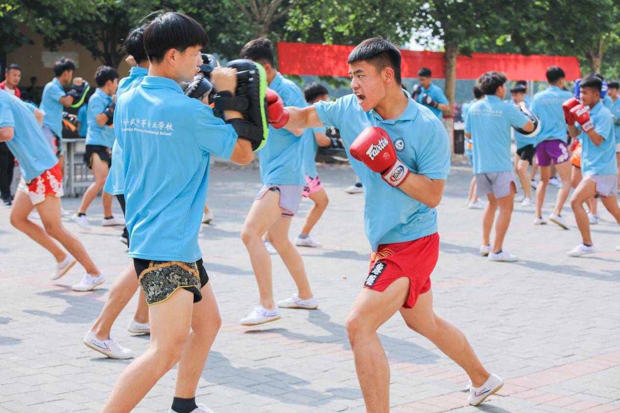 关于挑战的勇气：球队在关键比赛中展现出坚韧不拔的斗志的信息