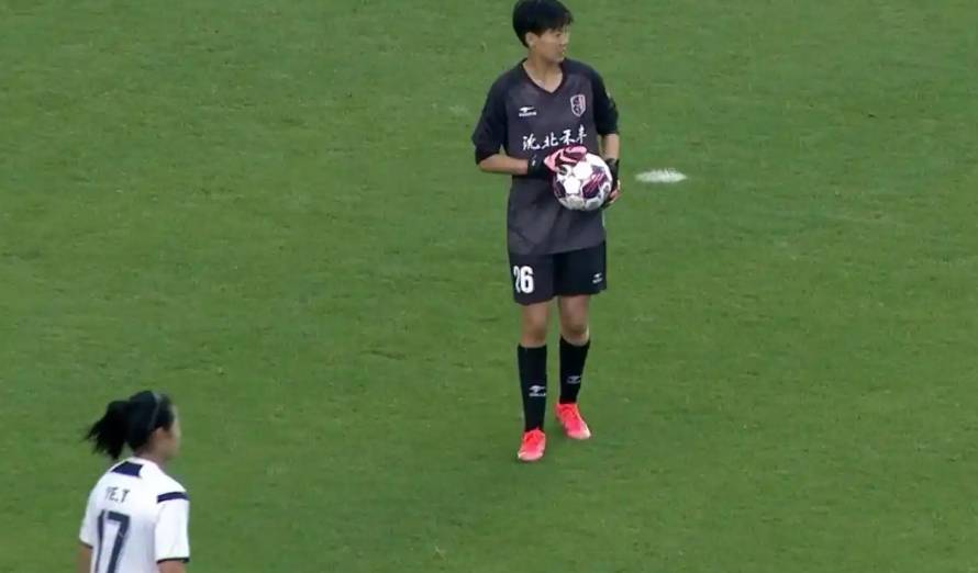张某在女足比赛中表现出色，成为焦点